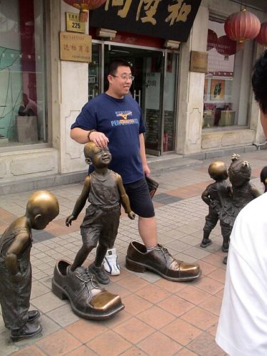 The idiom, big shoes to fill means that it will be hard for the person who is replacing someone else to do a job as well as they did.