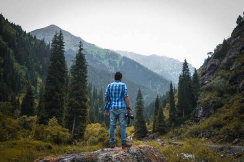 To dawdle means to take more time than you should to do something. Take your time and move at your own pace. That’s what it means to dawdle.